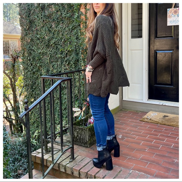 Made in Italy Chic Scallop Hem Loose Fit Sweater - Picture 5 of 8